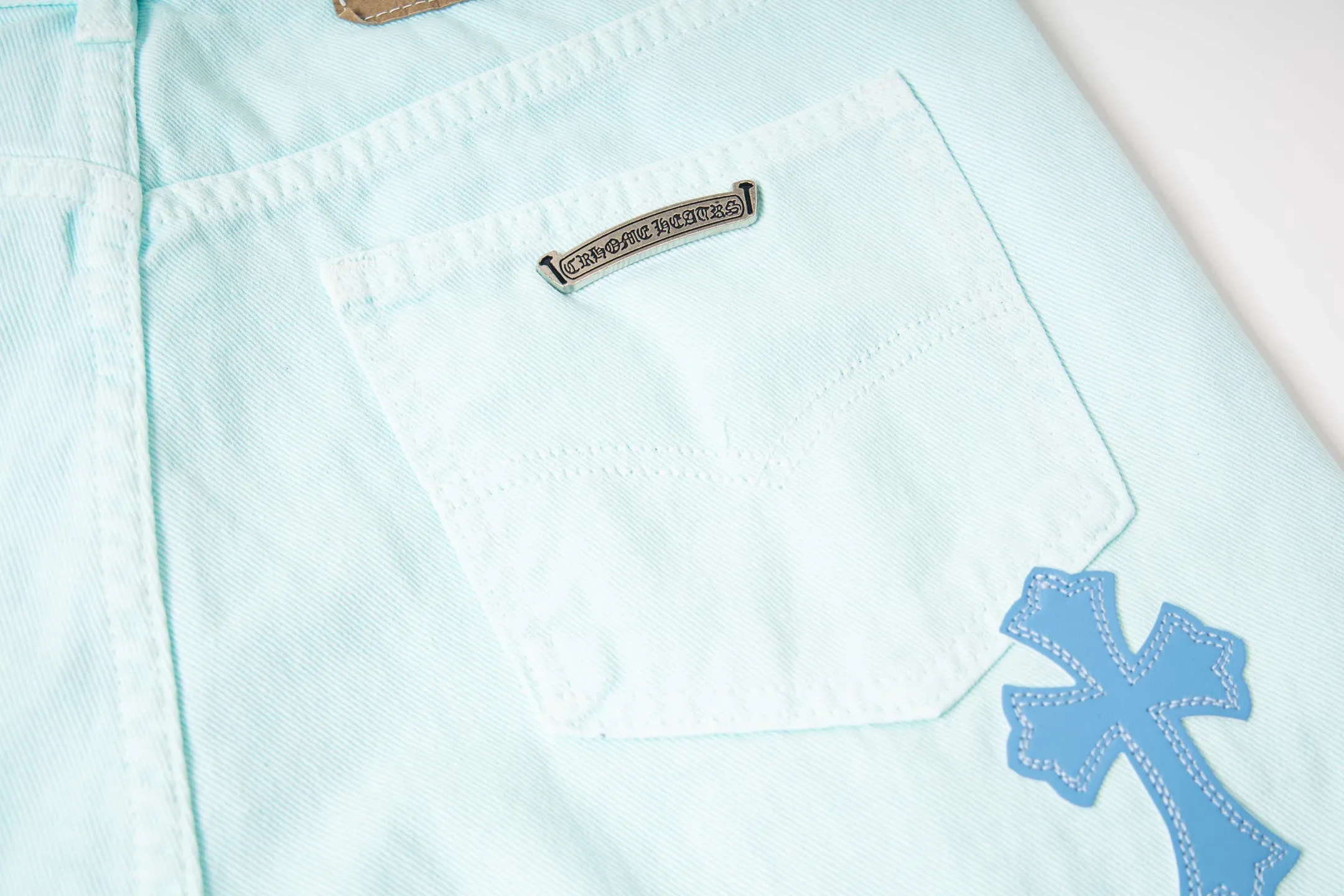 P240 (high version, running quantity) Chrome Hearts light blue blue pants, pink and blue patchwork leather couple's best friend jeans. CH jeans need to be washed and then disassembled and hand-ordered with sheepskin cross leather and then spliced ​​to complete. The whole piece has too many craftsmanship to describe. The patches are decorated with cross flowers, and the high-waisted washed jeans! ! Absolutely high-end luxury products, god-level single products and super popular products, made with top heavy industry, a must-see magic weapon. Customized hardware. The fabric is thick and soft after washing. It has good breathability. Customized small leather label. Unique design. The details are simple and elegant, and the workmanship is exquisite. The entire trousers are neatly routed and the details are in place! It’s so cool that both men and women can easily control the genderless trend! Style number: 1817# Color: Picture color Size: 28 30 32 34 36